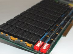 De geheugen chips op de Commodore 8 Mbyte RAM uitbreiding voor de PC-60 III.