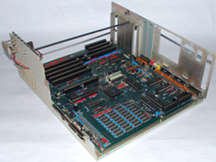 Het moederbord van de Amiga 2000 HD computer.