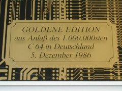 De tekst of de achterplaat van de gouden Commodore 64.