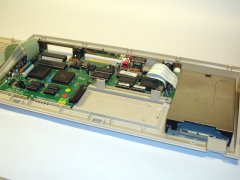 De binnenzijde van de Commodore C65.