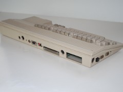 De achterzijde van de Commodore C65.