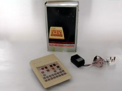 Der Commodore Chessmate mit dem ursprünglichen Verpacken und Energieversorgung.