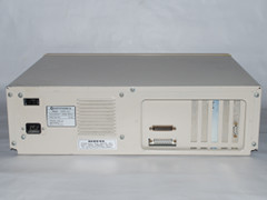 Achterzijde van de Commodore PC 10 computer.