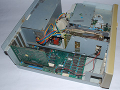 Binnenzijde van de Commodore PC 20-III computer.