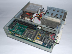 Binnenzijde van de Commodore 286SX-16 computer.