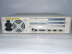 Achterzijde van de Commodore 386SX-25 computer.