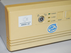 Das Firmenzeichen des Commodore 486SX-25 Computer.