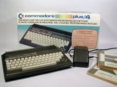 De Commodore Plus/4 met originele verpakking, gebruiksaanwijzing en voeding adapter.