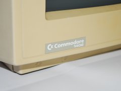 The logo of the Commodore 1402 monitor. 